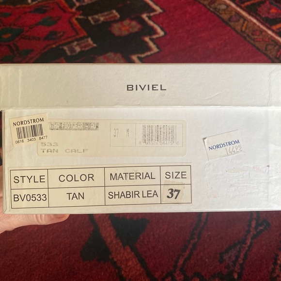 New, NEVER WORN Biviel Tan Wedges - Picture 4 of 4